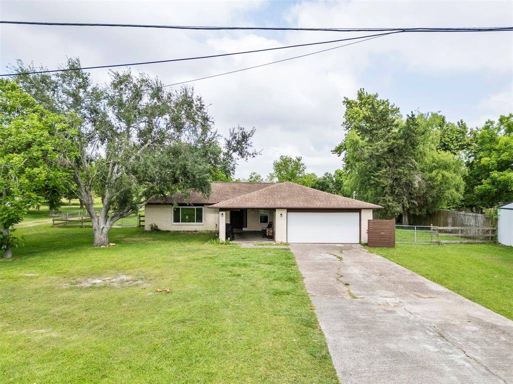 Great size front yard.