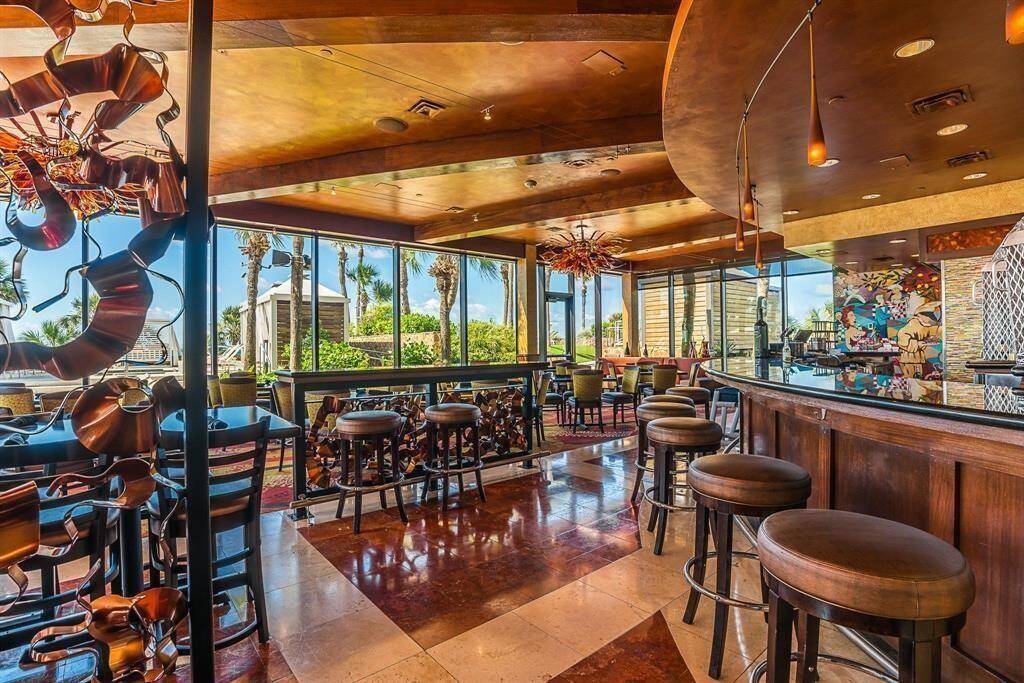 Grotto Italian resturant is featured on the lobby level of the resort offering delciious italian food, drink and sweets. A vibrant decor with wall mural, complemented by warm wood tones and comfortable seating.