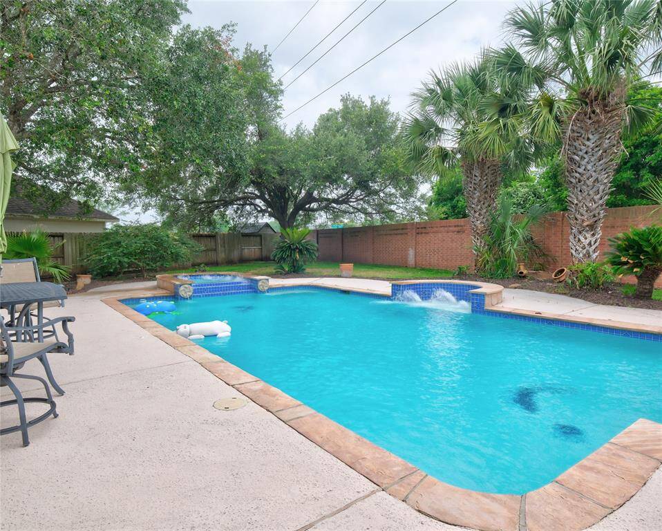 Love this spacious backyard with a large swimming pool, surrounded by palm trees and greenery. Enjoy the views to relax and entertain. The Riverpark walking trails are behind this home.
