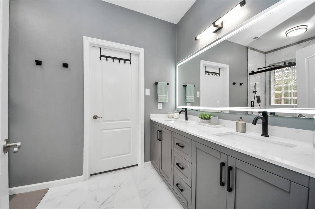 Recently Remodeled Jack n Jill bath