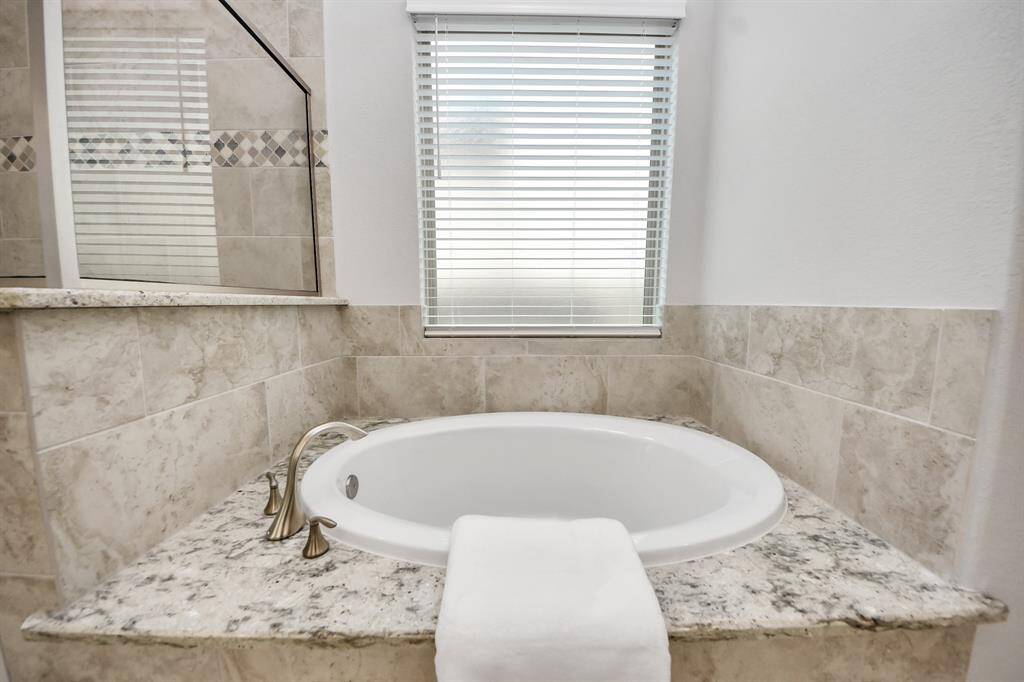 Spa tub