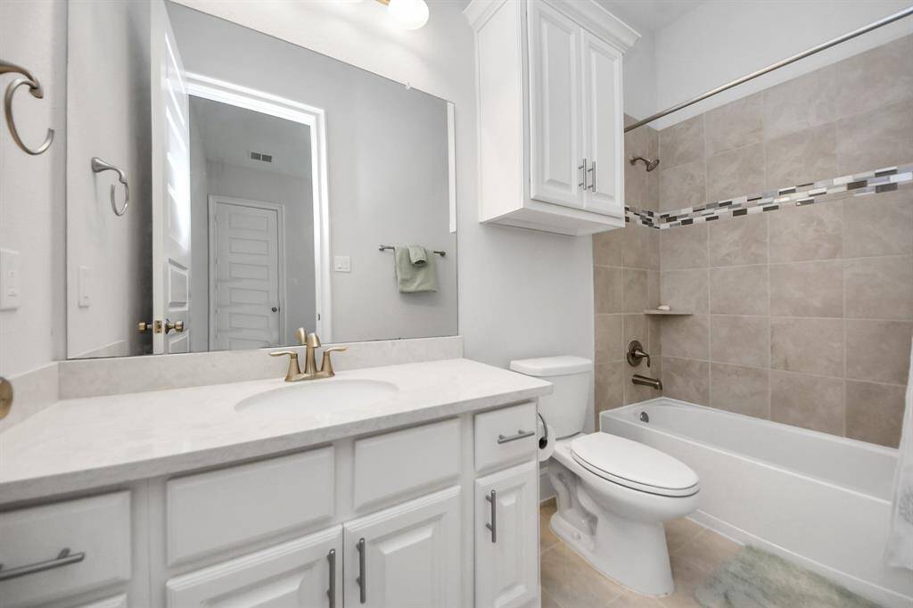 Downstairs second bedroom's private bathroom
