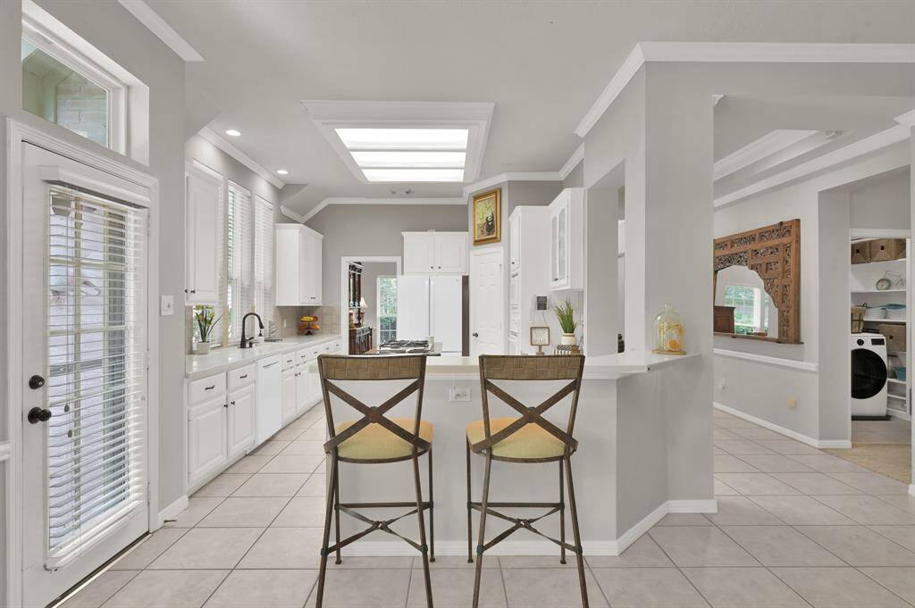 Breakfast bar to enjoy watching someone else cook for you while you enjoy a glass of wine. Lol