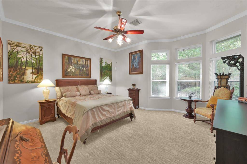 What is other word for large as ot is getting toor repetitive. Until I think of that word here is a large primary bedroom suite