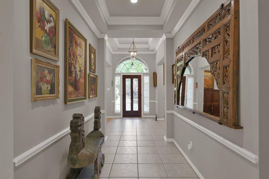 Large gallery space right at the entrance to display all your precious art