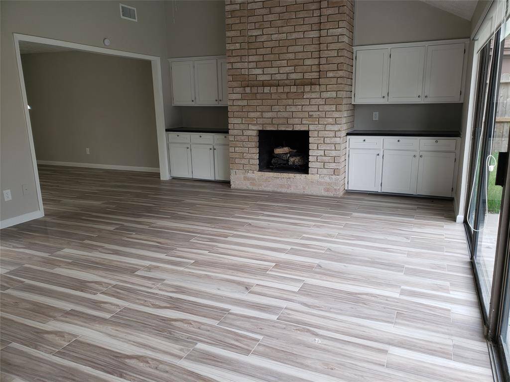 SPACIOUS FAMILY ROOM