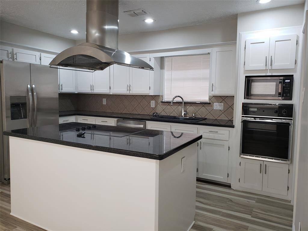KITCHEN WITH ISLAND