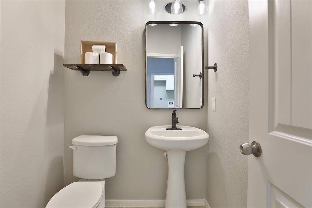 Half bath off of entry