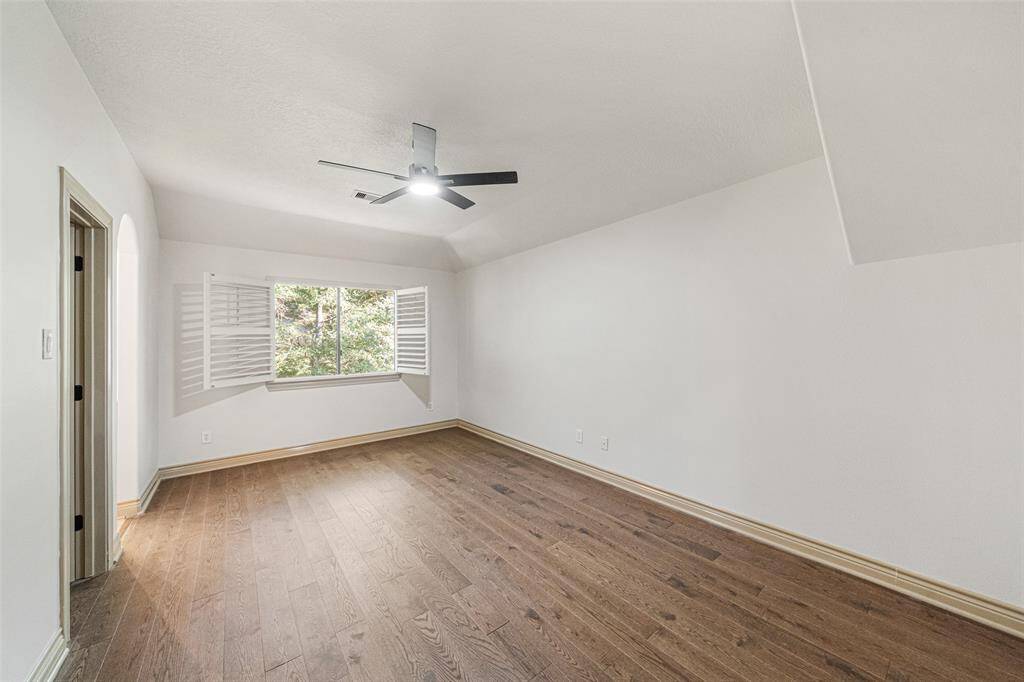 15X15 GUEST SUITE New 8 blade fan with integrated LED light, wood floors and Plantation shutters make a great suite.