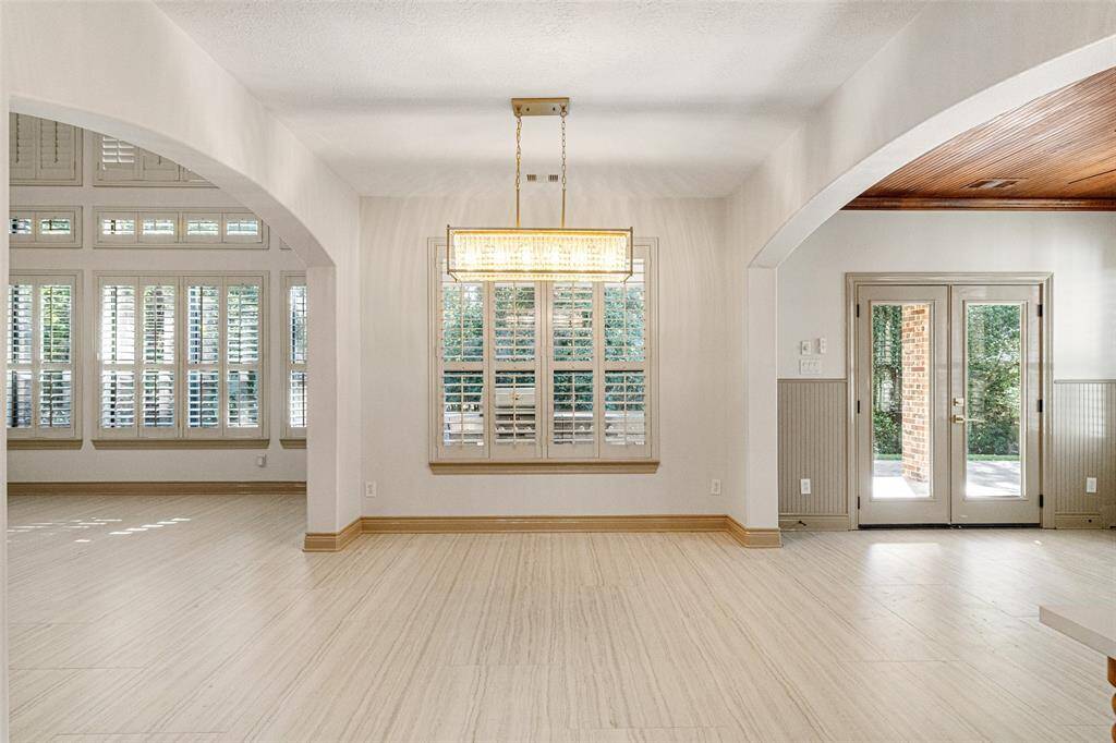 GRAND-SIZE Impressive Large Firm Tile throughout the main living areas. Back wall of windows with an open flowing plan for effortless entertaining & engaging every-day living. Come see what's new here!