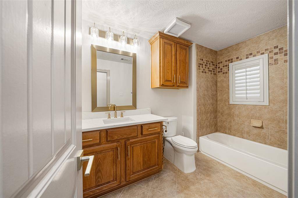 FULL BATH Located upstairs shares.