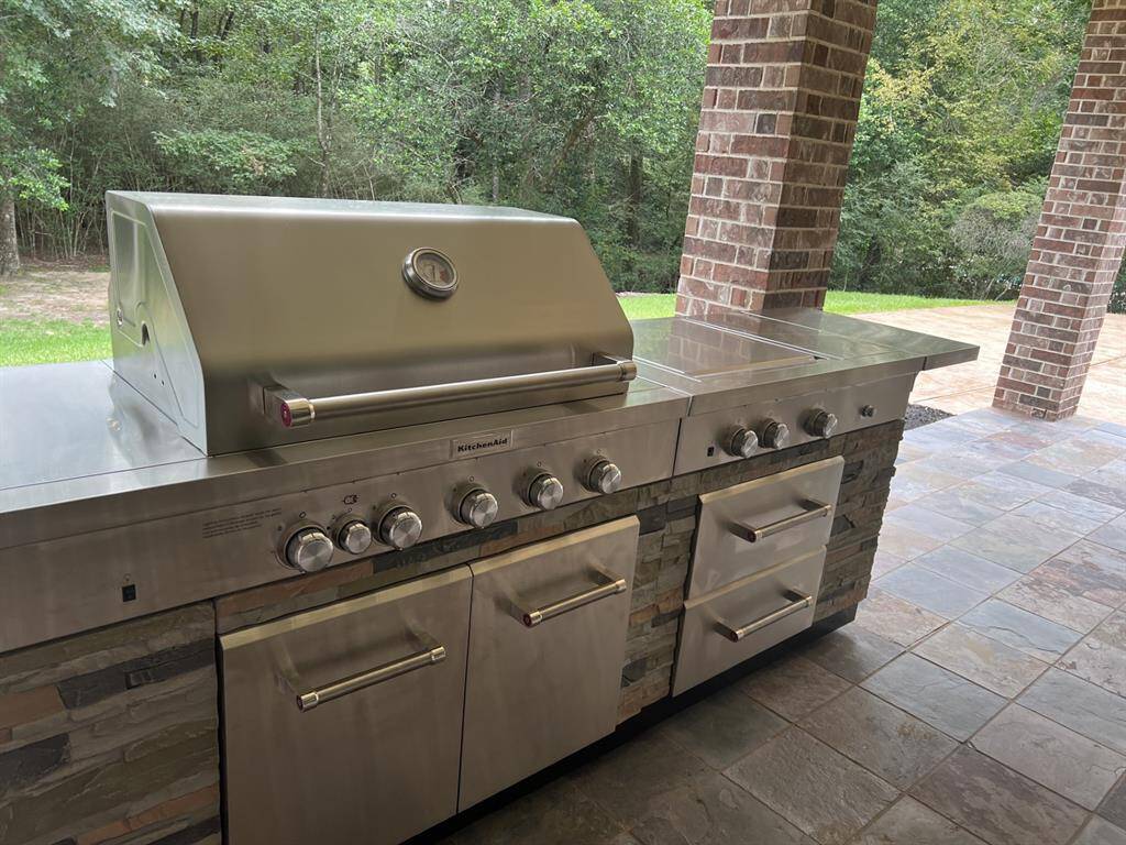 CLOSE-UP VIEW Brand new, never been used with grill, 2 burners infrared & stainless steel counter.