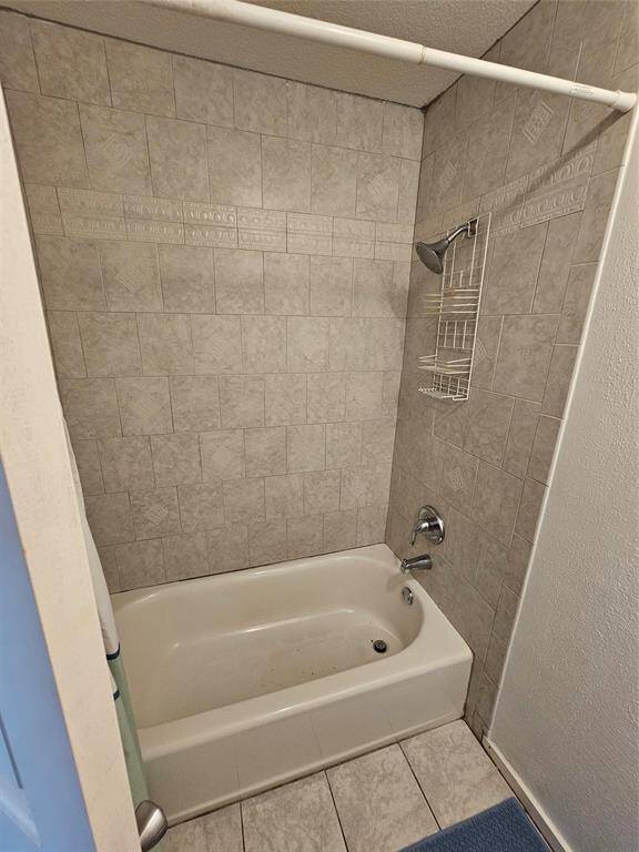 Tub/shower in bathroom
