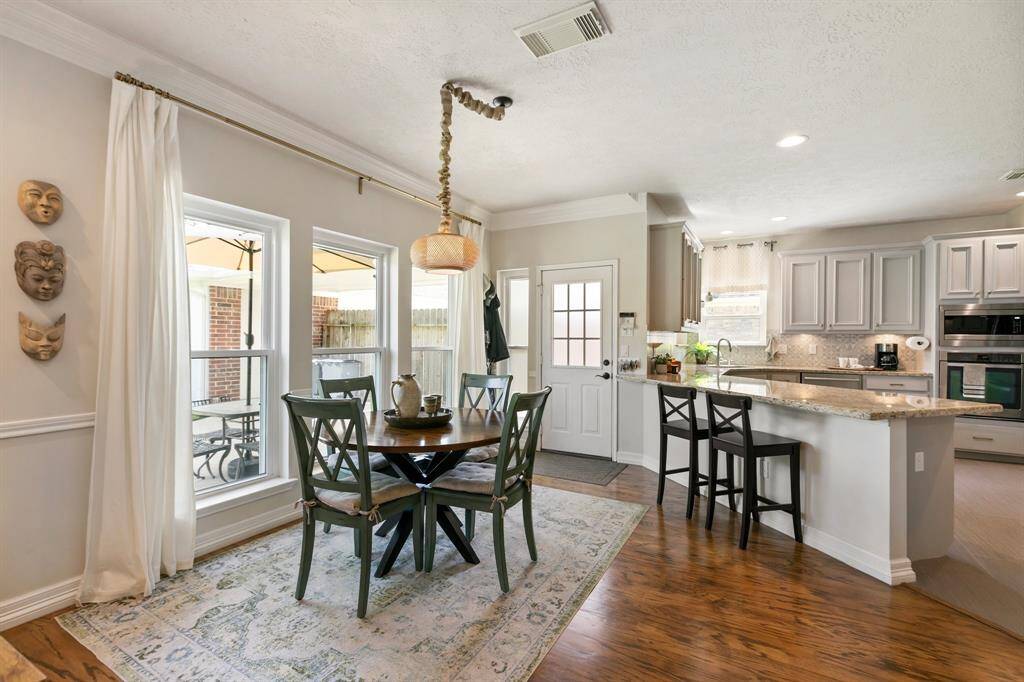 Breakfast nook and seating at the kitchen counter