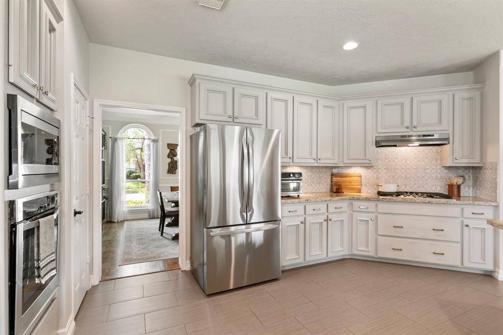 There is under cabinet lighting