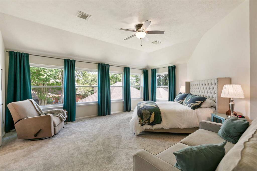 Large primary bedroom w/new carpet