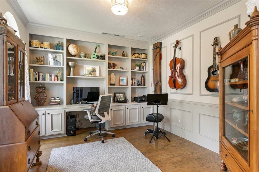 Office/Study with built in desk and shelving