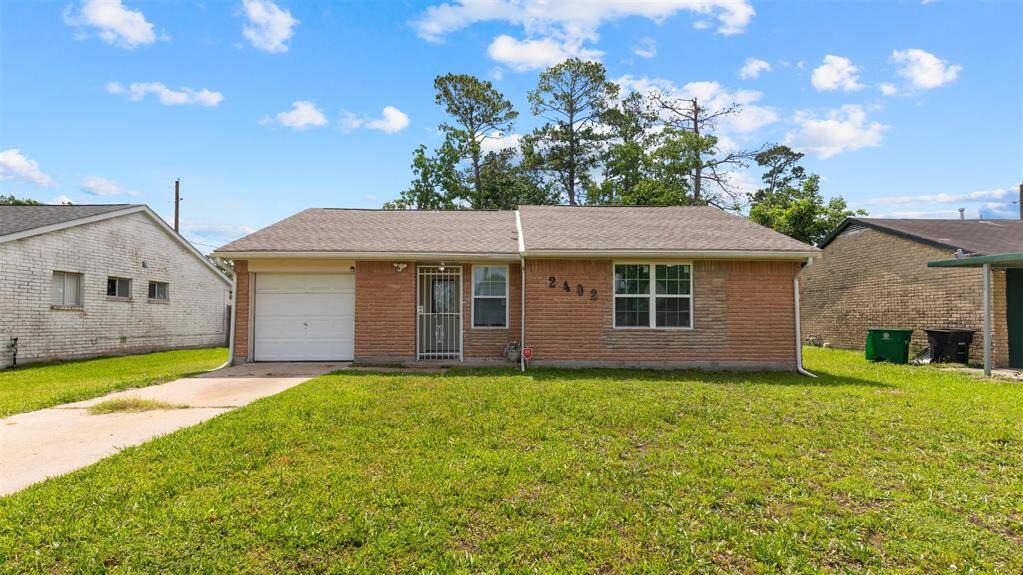 Welcome to 12402 River Trail. Huge Front Yard.