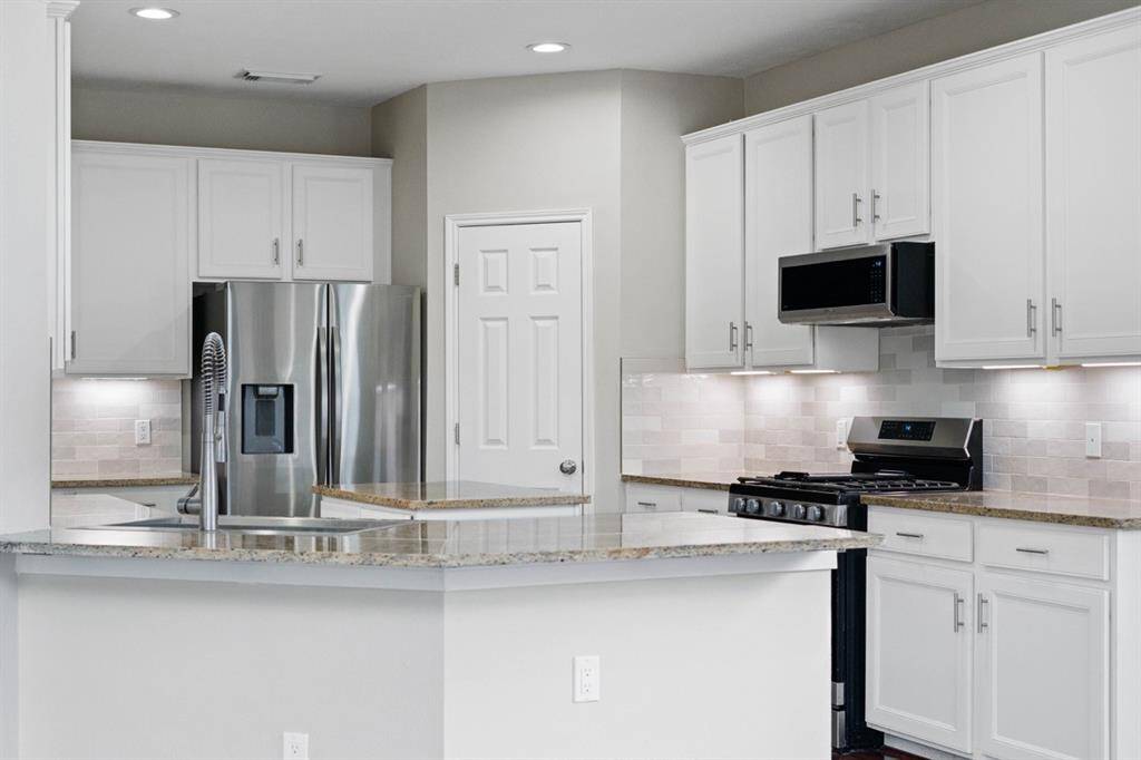 Under cabinet Lighting throughout the kitchen