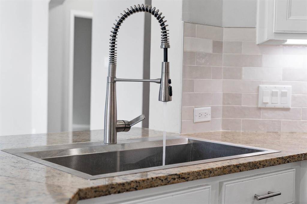 Large Sink w/garbage disposal