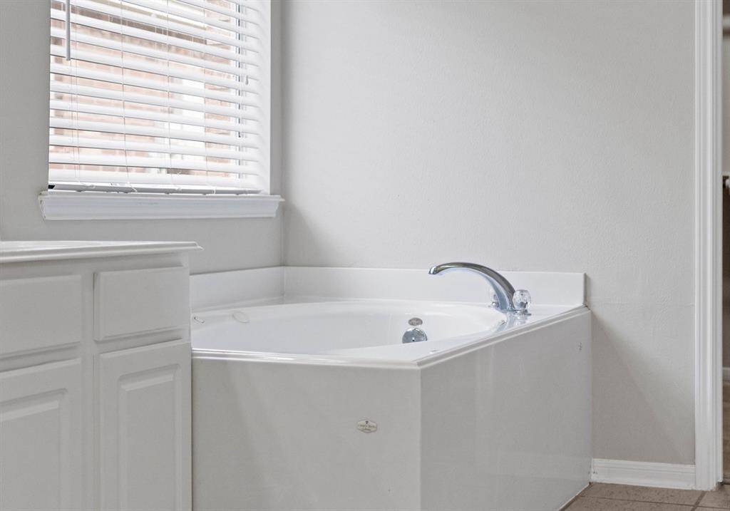 Corner Jetted Tub