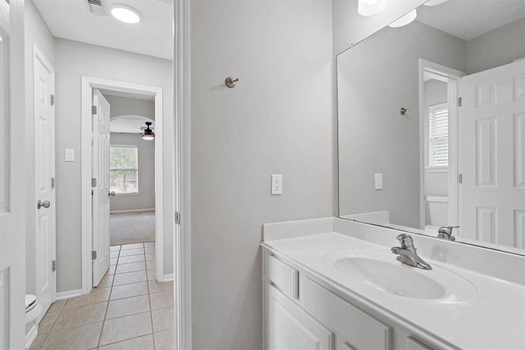 Jack n Jill Bathroom between Bedroom 4 & 5
