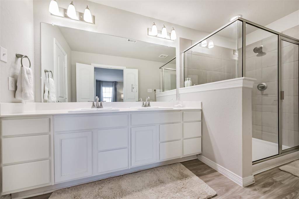 Primary ensuite with dual sinks