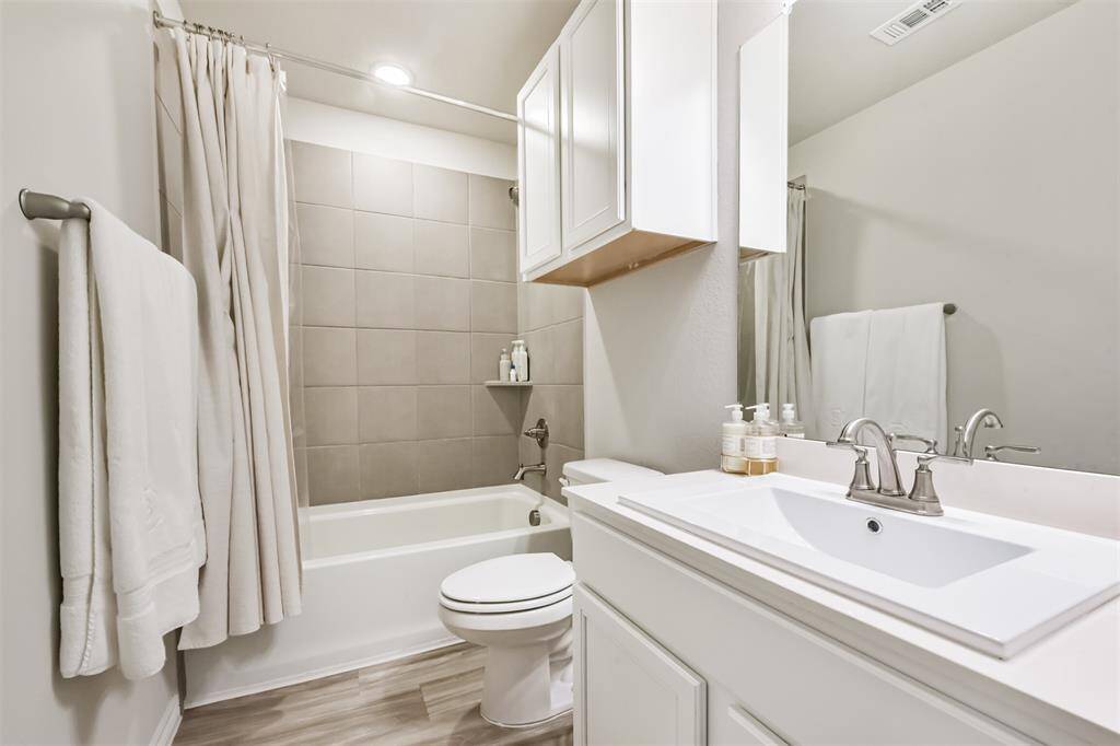 Secondary bath located upstairs