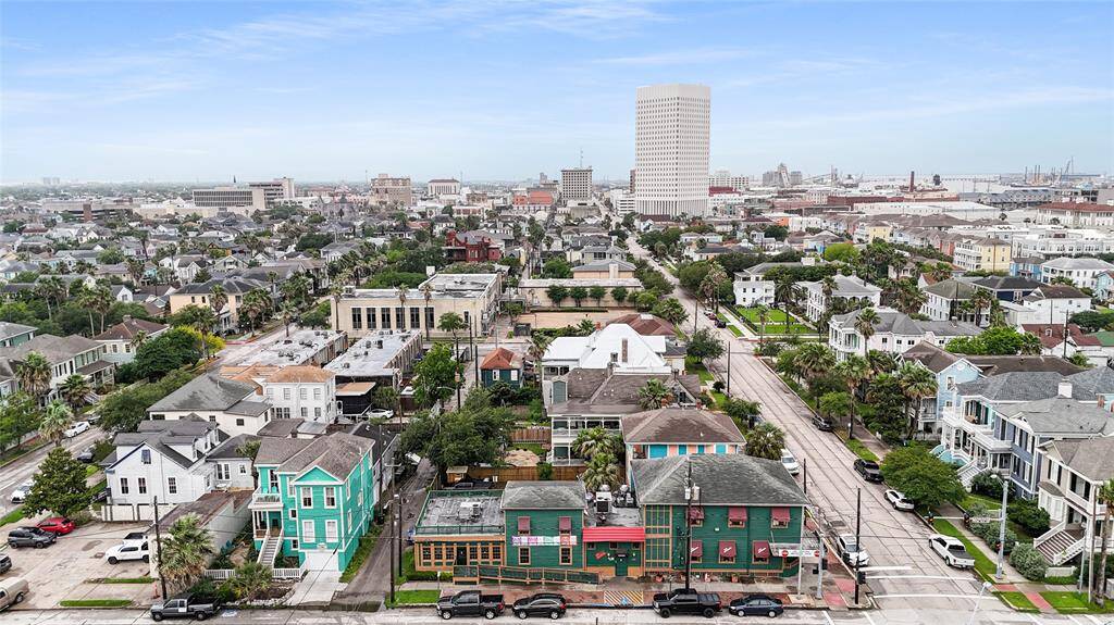 Within a block of some of the island's most popular restaurants!