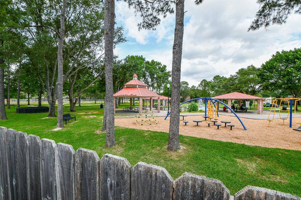 No back neighbor, play ground