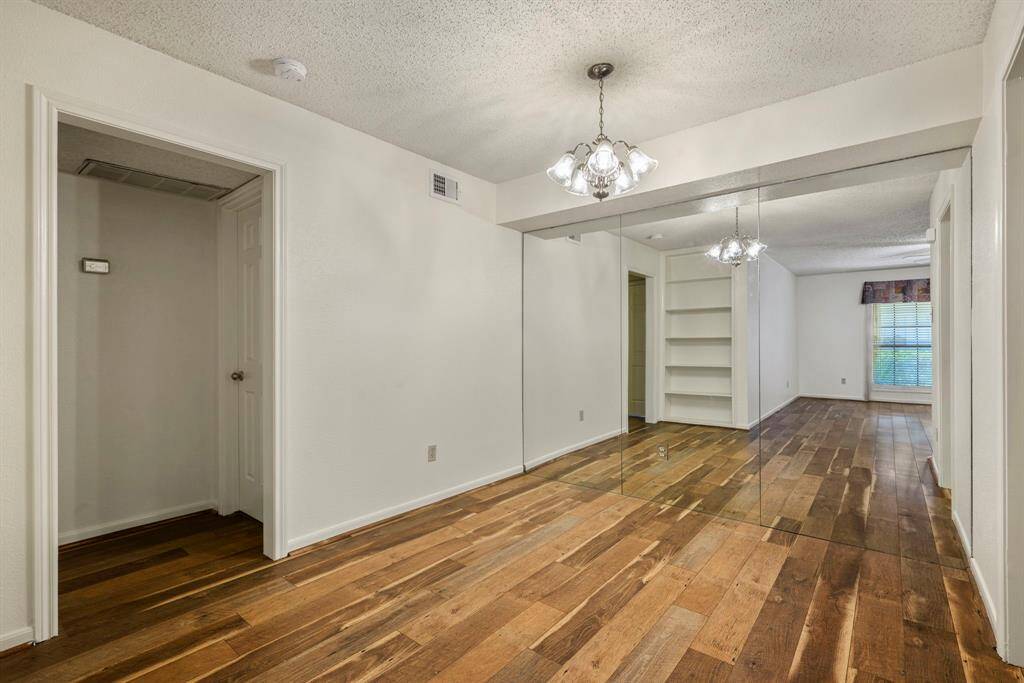 9x8 Dining Room - This is a great place to enjoy that homecooked meal with your friends and family.