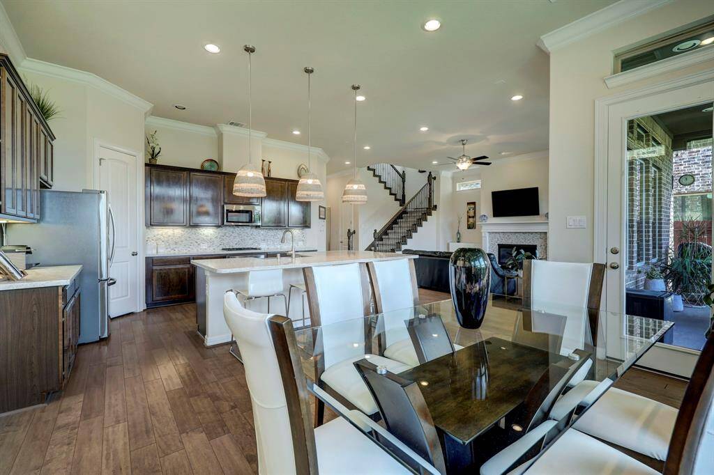 The open layout concept creates a seamless and modern living environment, perfect for a connected and contemporary lifestyle.