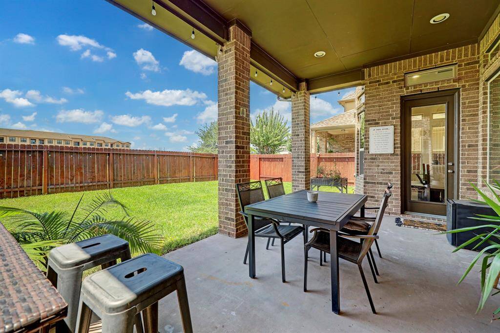 The veranda presents an ideal setting for hosting barbecues and outdoor gatherings, providing a perfect space to enjoy quality time with family, friends, and esteemed guests.
