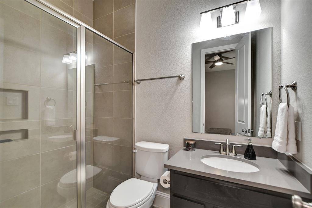 Secondary full bathroom.