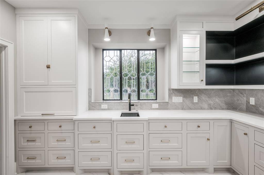 Look at all the kitchen storage! Second "prep sink" is handy when entertaining.