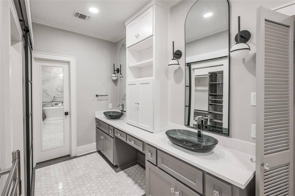 Large dual vanity!