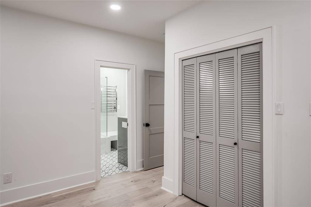 Entrance to en suite bathroom.