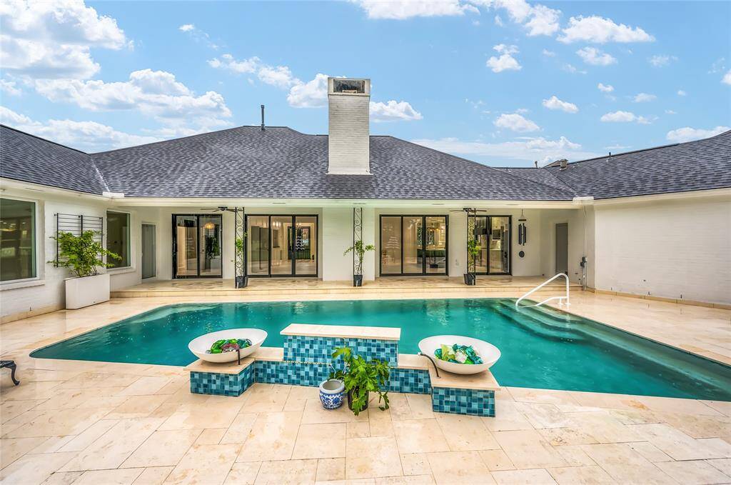 Gradual step entry into the pool and built-in seating.