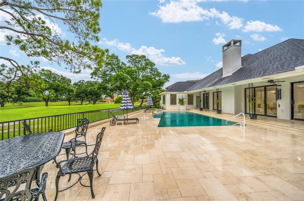 HEART OF SUGAR LAND LOCATION – Close to tennis, golf, swimming, parks, shopping and easy freeway access.