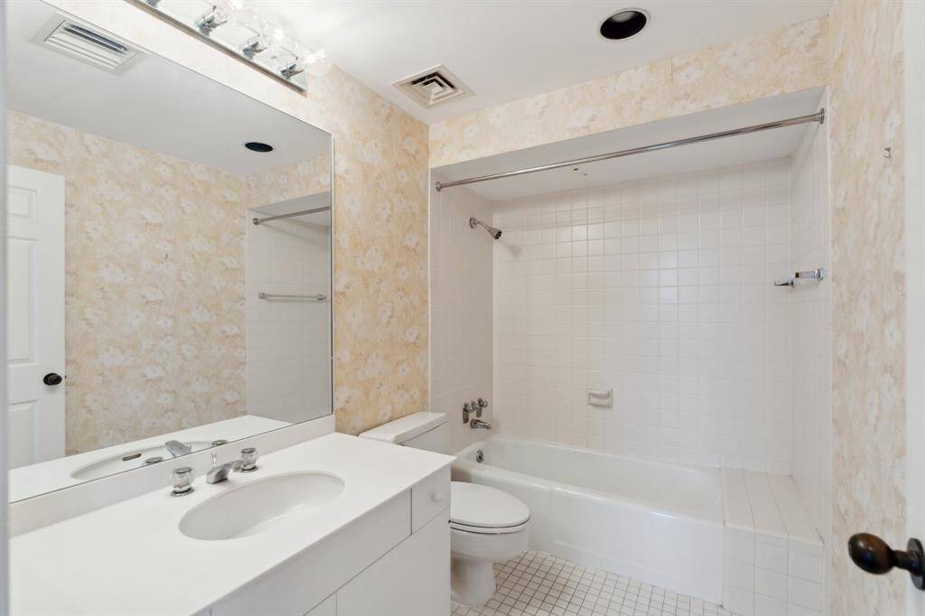 Guest bathroom.