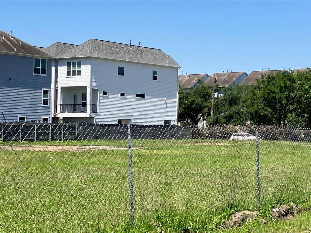 1402 Palmer- camera facing southwest from Clay