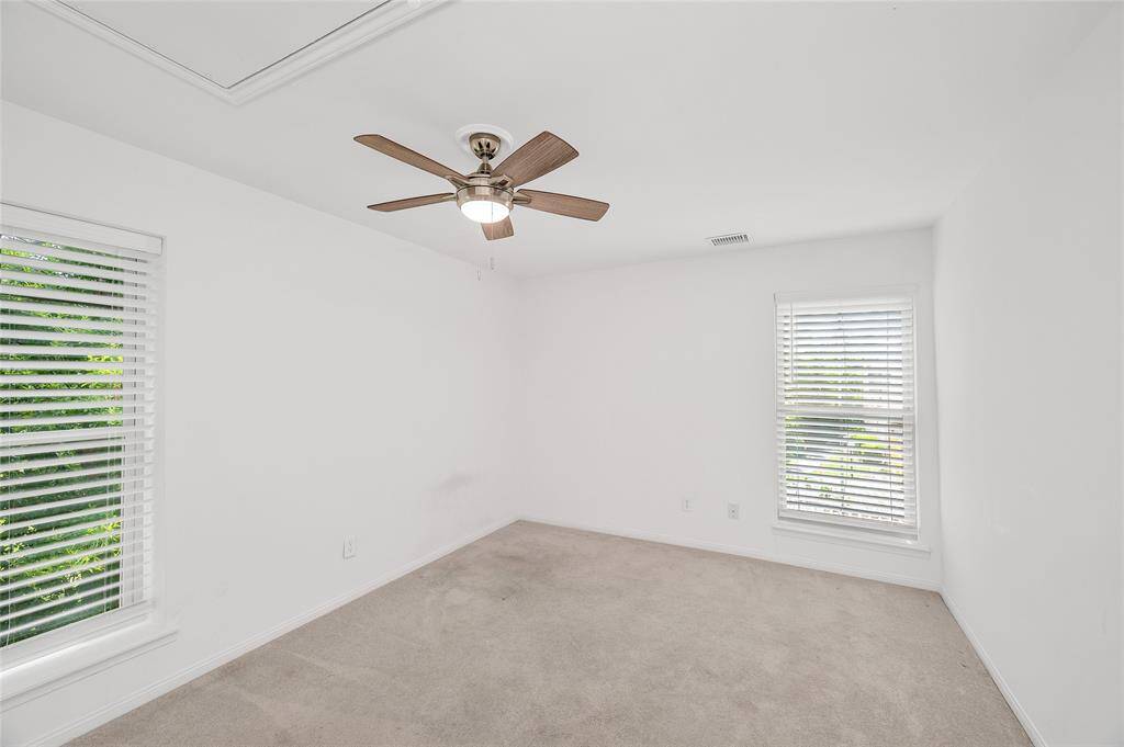 Secondary bedroom with two windows and a lot of light
