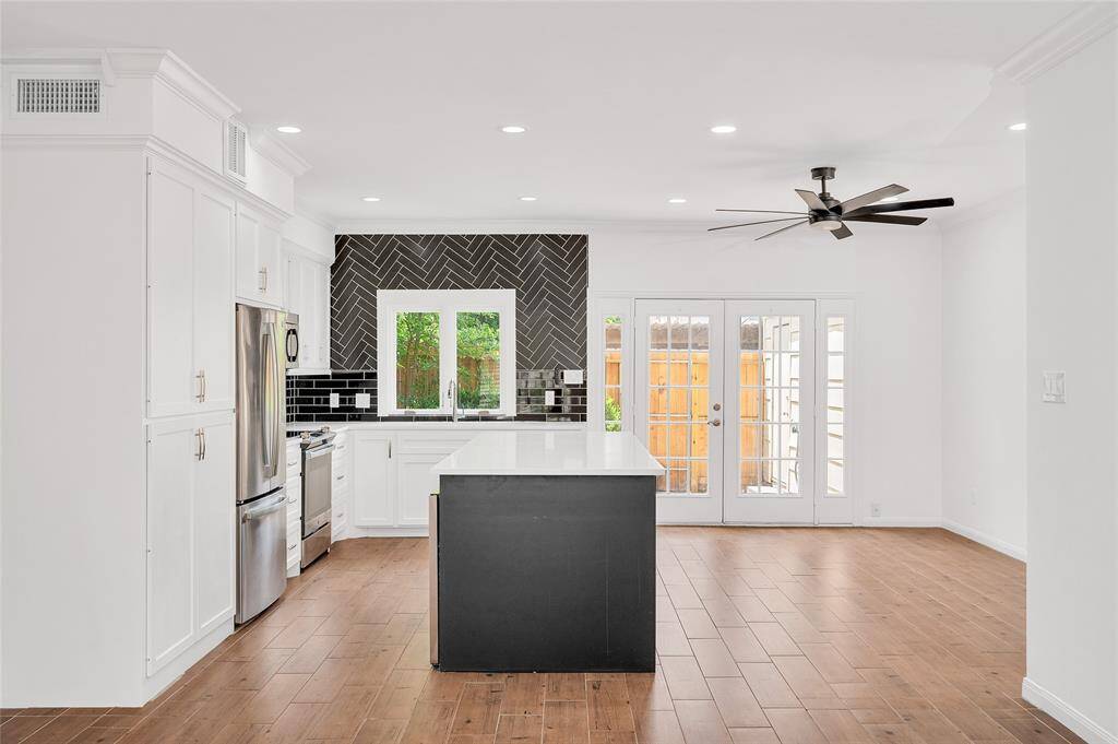 High ceilings on the first floor