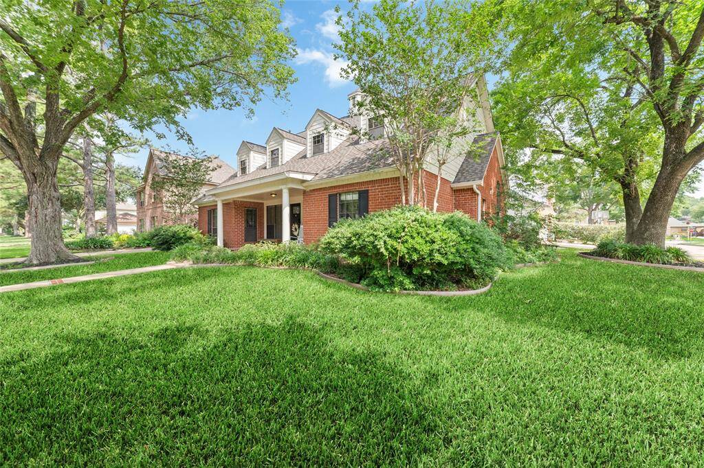 Lots of yard space in both front and back!
