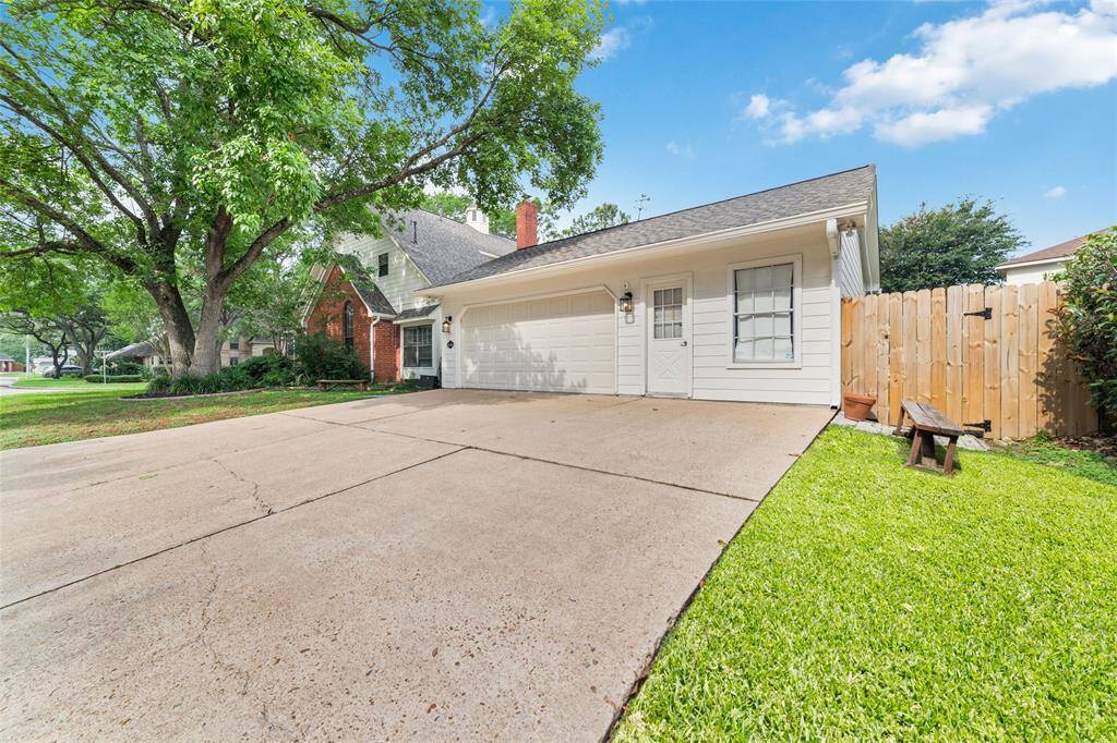 Extended driveway with 3rd bay- great for a workshop!