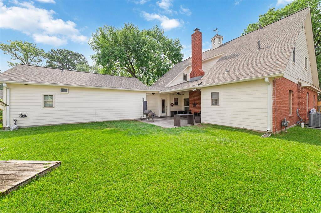 Huge backyard! Perfect for pets & kids