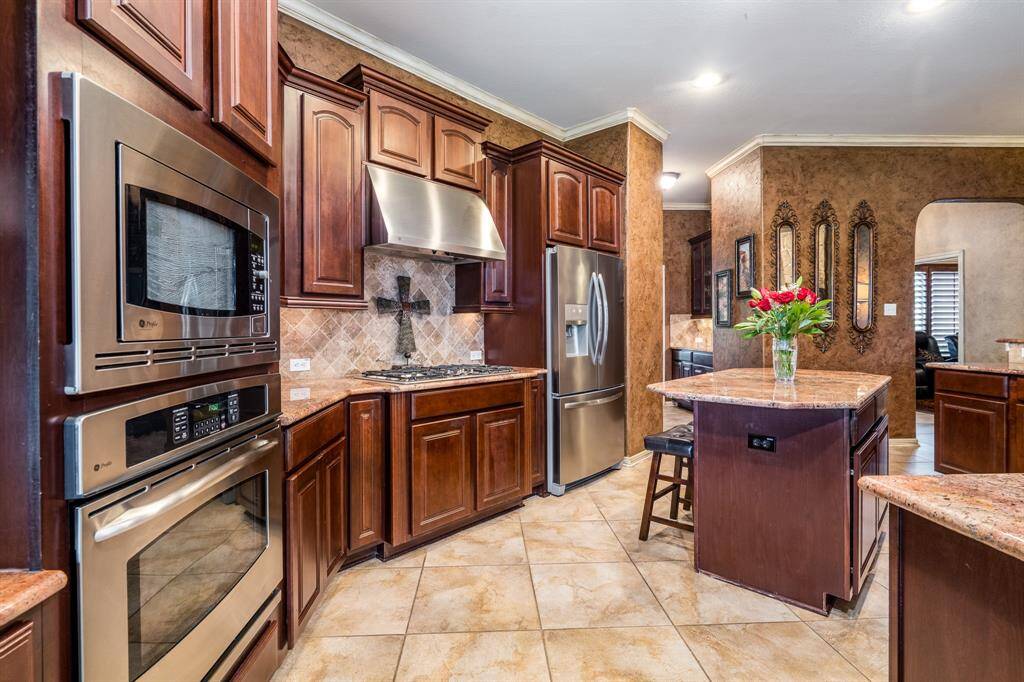 You know everyone will end up in the kitchen.  Good thing you'll have room for everyone here.
