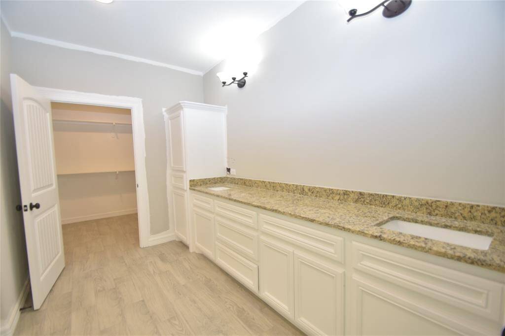 Sample PRIMARY BATH WITH DOUBLE SINKS