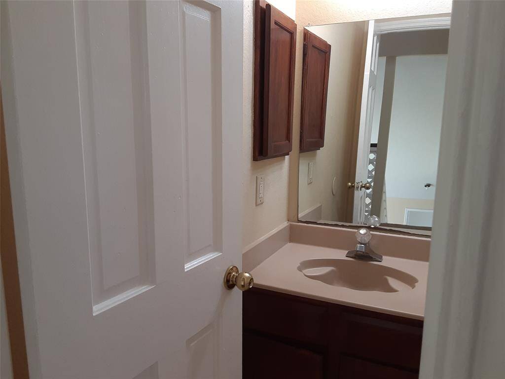 Upstairs 2nd Bathroom