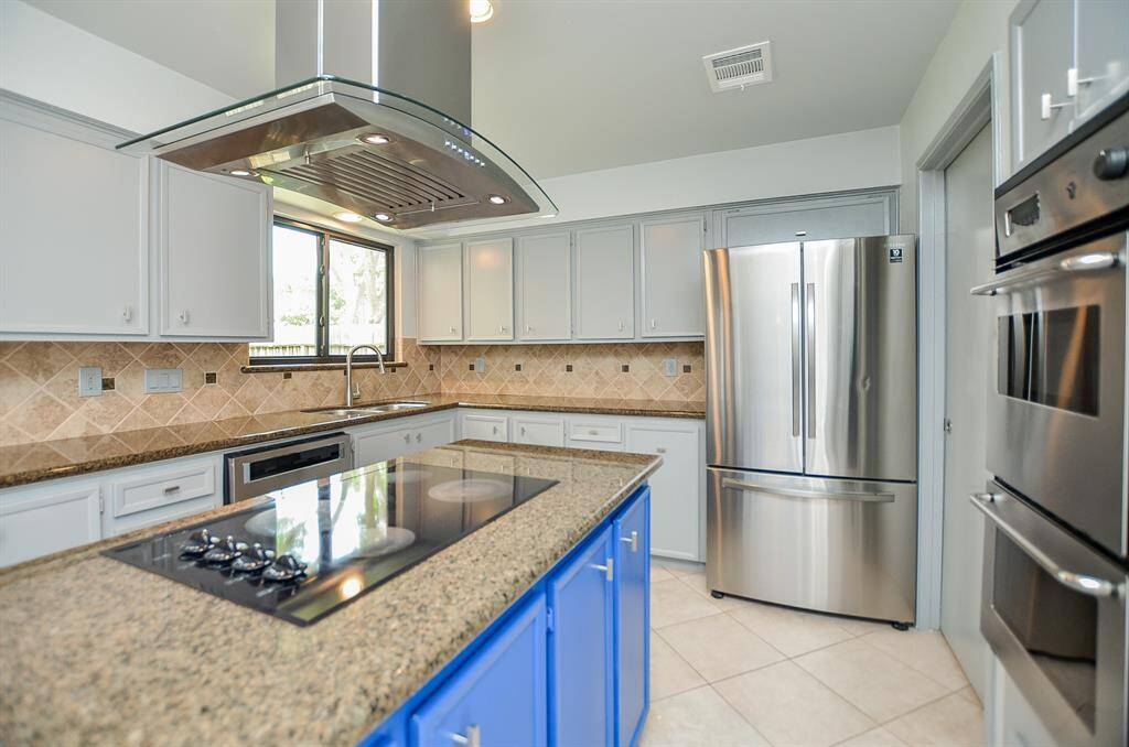 Stainless double ovens, refrigerator, dishwasher and vent hood will help you shine! Enclosed trash and recycle bins keep odors at bay.